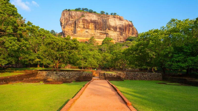 the walk way up to lion rock in sigiriya