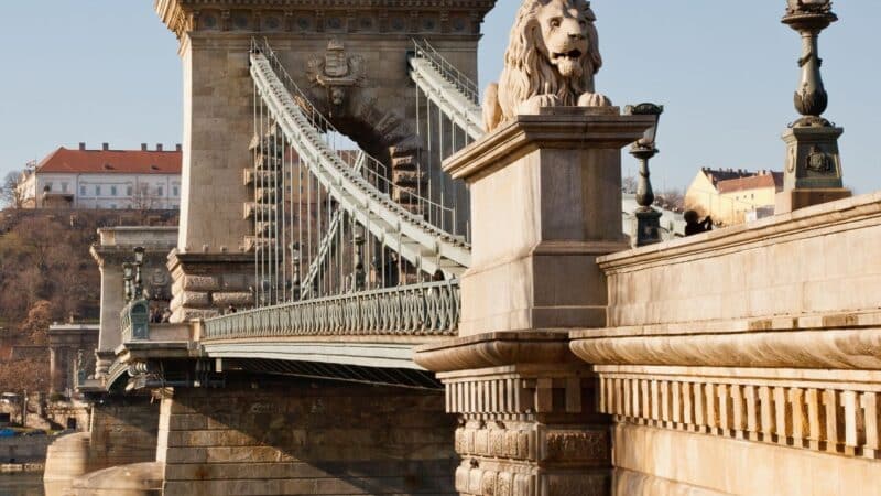 the chain bridge in budapest
