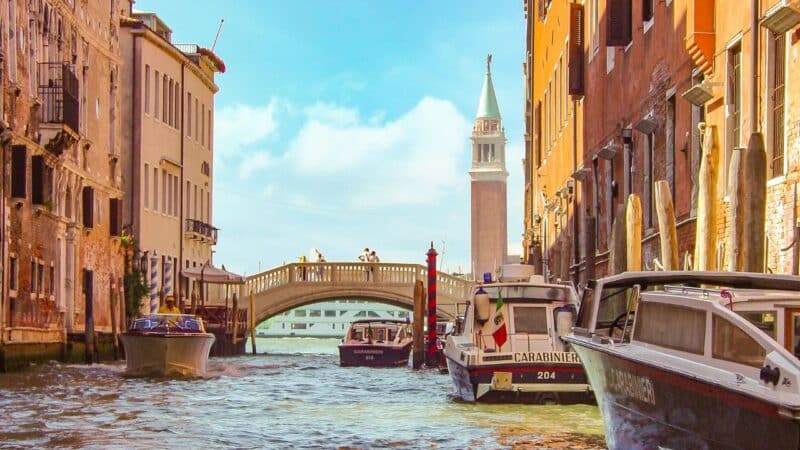 the famous bridge in venice