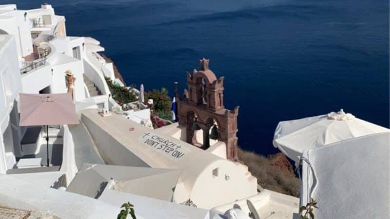 the churches and white washed buildings you can see with 4 days in santorini