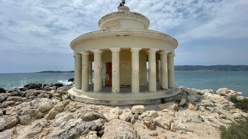 an ancient Greek podium
