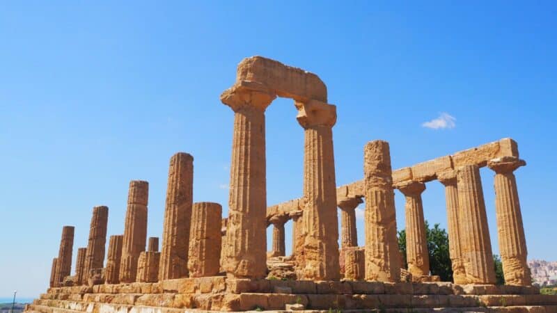 ancient ruins that show Rome is not in Greece